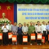 Honran a personas con méritos revolucionarios en Ha Nam
