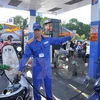  Reducen precio de gasolina en Vietnam