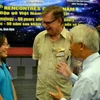 El astrofísico y cosmólogo estadounidense ganador del Premio Nobel de Física en 2006 George Fitzgerald Smoot y una estudiante vietnamita (Fuente: VNA)