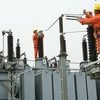  Instalan línea eléctrica que cruza mar más larga de Vietnam