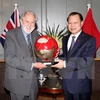 El viceprimer ministro Vu Van Ninh se reunió en Londres con el enviado comercial británico, lord David Puttnam Terence (Fuente: VNA)