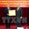  Ministro laosiano condecorado con Orden de Independencia de Vietnam