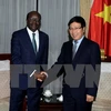 El secretario general de la Conferencia de Naciones Unidas sobre Comercio y Desarrollo (UNCTAD), Mukhisa Kituyi, en un encuentro en Hanoi con el viceprimer ministro y canciller vietnamita, Pham Binh Minh