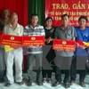 Entrega de banderas a pescadores de Phu Yen: muestra de amor hacia mar nacional