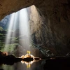 Embajadores extranjeros exploran la cueva Son Doong