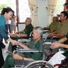 Presidenta del Parlamento vietnamita visita a personas con méritos revolucionarios