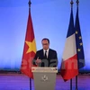 Presidente de Francia conversa con estudiantes vietnamitas