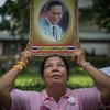 Los tailandeses rezan por su rey