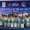 Niños pobres en ciudad vietnamita reciben leche gratuita