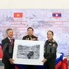 Embajada vietnamita regala valiosos fotos y mapas al museo militar laosiano