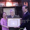 Primer vietnamita residente en Laos recibe insignia partidista