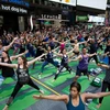 [Foto] Miles de personas celebran en Times Square el Día Internacional del Yoga