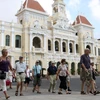 Turistas extranjeros exploran Ciudad Ho Chi Minh, urbe que nunca duerme 