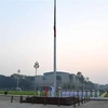 [Fotos] Vietnam iza bandera a media asta en señal de duelo por fallecimiento de Do Muoi, exsecretario general del Partido Comunista