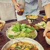 Quintaesencia cultural tradicional de Vietnam atrapada en turismo culinario de Hanoi 