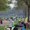 Ciudadanos de Hanoi acuden al parque Yen So para acampar en días festivos