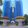 Catedral de San José de Hanoi, vestida de azul