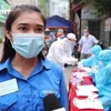 Voluntarios de Hanoi apoyan la recolección de muestras en pesquisaje del COVID-19