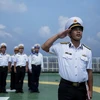 Soldados vietnamitas en plataforma DK1 saludan a la bandera nacional