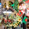 Adornos navideños embellecen calle Hang Ma