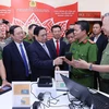 El primer ministro de Vietnam, Pham Minh Chinh, visita un pabellón de productos tecnológicos de transformación digital del Ministerio de Defensa (Foto: VNA)