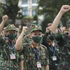Integrantes de la Academia de Medicina Militar de Vietnam muestran su solidaridad y determinación antes de partir hacia las provincias sureñas para apoyar al control pandémico del COVID-19 (Fuente: VNA)