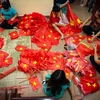 Aldea tradicional surte con orgullo a Vietnam de banderas nacionales 