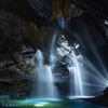 Exploran hermosa cascada en cueva de millones de años