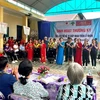 Delegación de Myanmar visita modelo de club de autoayuda intergeneracional en Ly Nhan