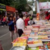 Abre puertas calle de libros en Hanoi