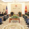Alto oficial militar de Vietnam recibe a delegación del ejército estadounidense
