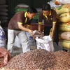 Vietnam suspende importación de cacahuetes de India