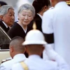 Emperador de Japón rinde homenaje al rey Bhumibol de Tailandia