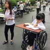 Expremier de Japón obsequia sillas de ruedas a víctimas de Agente Naranja