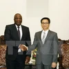 El viceprimer ministro Vu Duc Dam (D) recibe al ministro de Telecomunicaciones y Tecnologías Informáticas de Angola, José Carvalho da Rocha (Fuente: VNA)