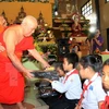 Monjes budistas vietnamitas en Tailandia visitan su patria