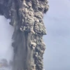 Volcán Sinabung en Indonesia entra en erupción