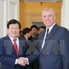 El viceprimer ministro de Vietnam Trinh Dinh Dung y el duque de York, el príncipe Andrés 