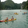 Reanudan servicios de kayak en Bahía vietnamita de Ha Long