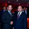 Premier de Vietnam y sultán de Brunei se reúnen en marco de Cumbre de ASEAN