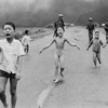 Nick Ut dona la foto “La niña del napalm” al Museo de la Mujer de Vietnam