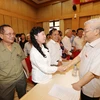Líder partidista dialoga con electores de Hanoi 