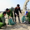 Jóvenes vietnamitas inician campaña de limpieza del mar en Thanh Hoa