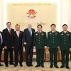 El ministro de Defensa de Vietnam, general Ngo Xuan Lich, recibe a una delegación del Comité de las Fuerzas Armadas del Senado de Estados Unidos, encabezada por su presidente, John McCain