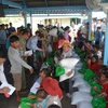 Entregan regalos a vietnamitas en condiciones difíciles en Camboya