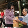 Dirigentes vietnamitas visitan a familias beneficiarias de políticas sociales