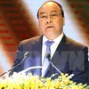 Premier Xuan Phuc exhorta a impulsar atención a personas con méritos revolucionarios
