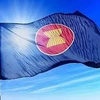 Laos y Camboya izan banderas de ASEAN en saludo al 50 aniversario de fundación del bloque