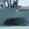 Destructor USS John S.McCain llega a base naval de Singapur tras colisión