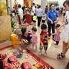 Juguetes tradicionales vietnamitas de Festival del Medio Otoño abarrotan mercados en Hanoi